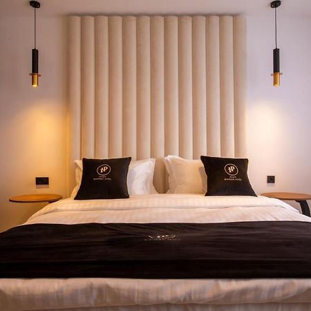 Plaza Boutique Hotel Приштина Екстер'єр фото
