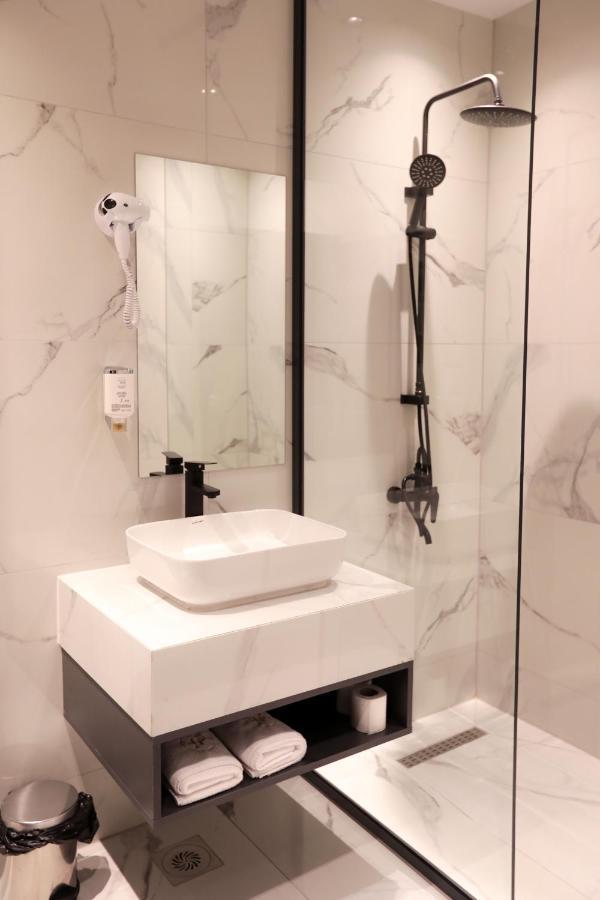 Plaza Boutique Hotel Приштина Екстер'єр фото